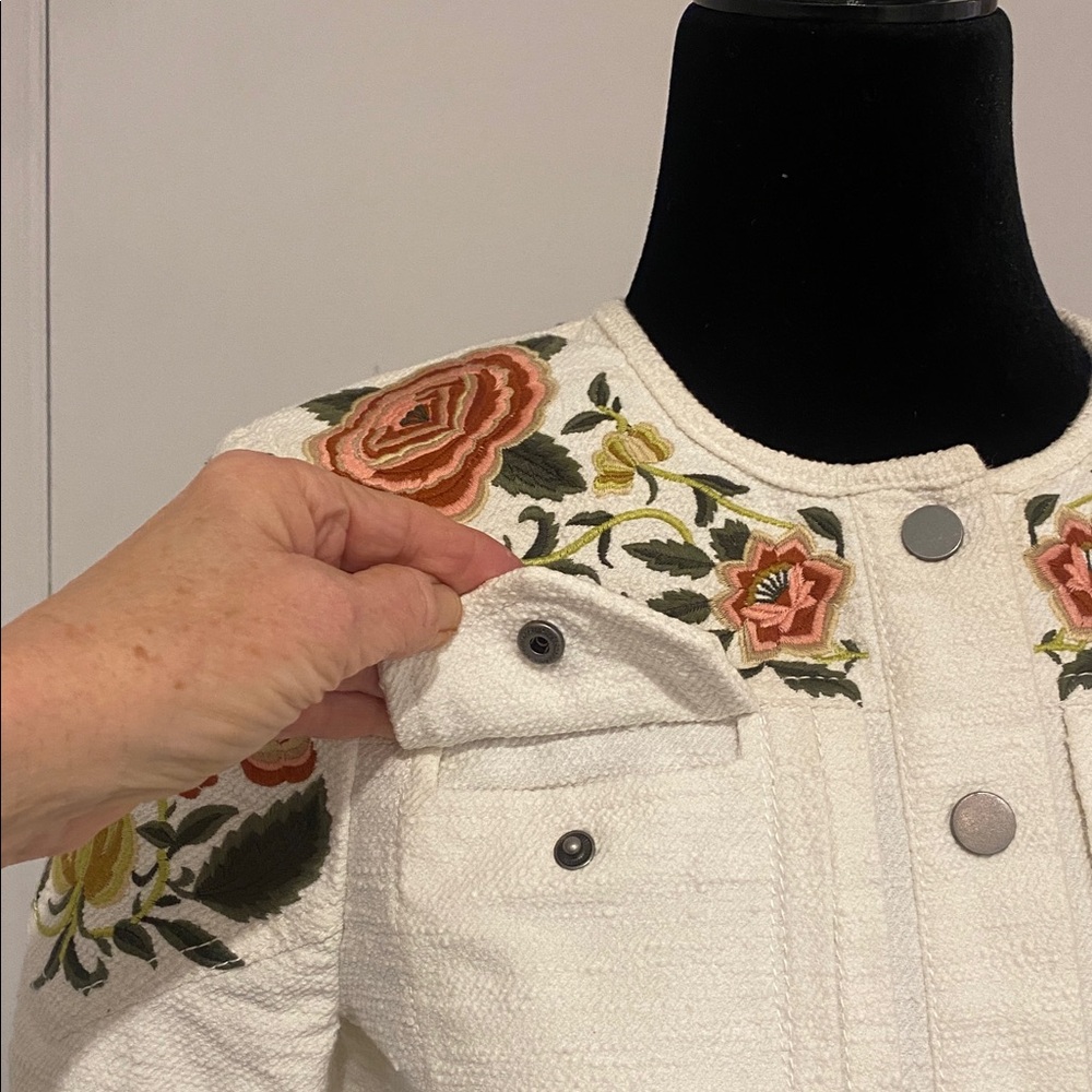 BCBG MAX Azria
Off-White long sleeved floral Embroidered Jacket Size X-Small - Picture 5 of 17